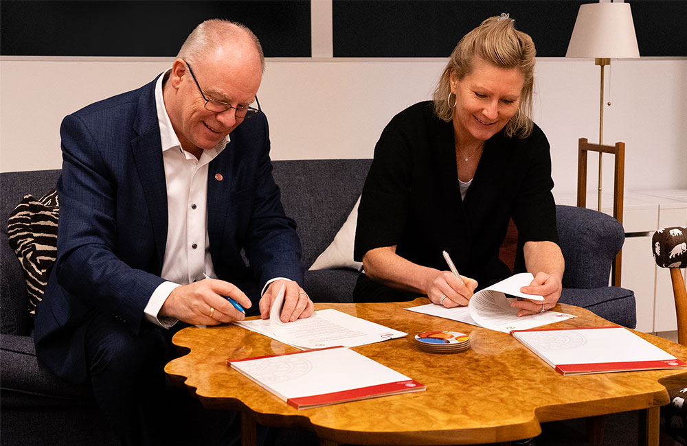 Rektor Anders Hagfeldt och Akademiska Hus vd Caroline Arehult signerar det nya avtalet.