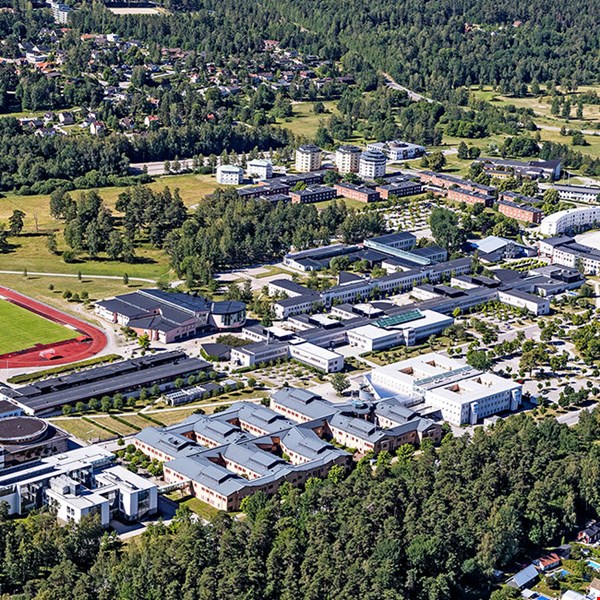 Flygfoto över Campus Örebro, där 4000 sensorer ska göra campus ännu smartare. 