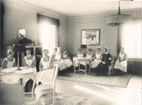 Foto från 1929 med sjuksköterskor samlade i det nu blivande rektorsrummet.